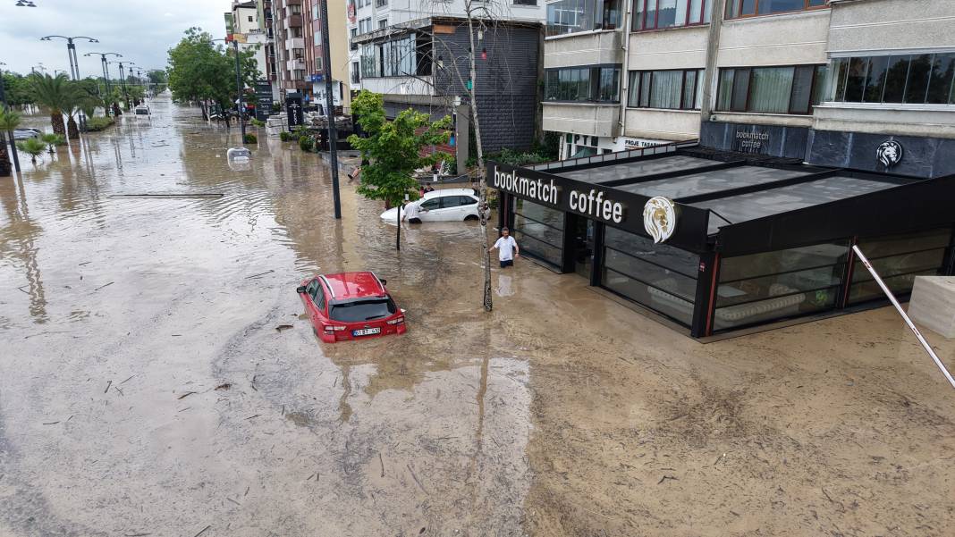 Sel suları Trabzon’u vurdu! Toklu deresi taştı, eski devlet sahil yolu Venedik’e döndü 17